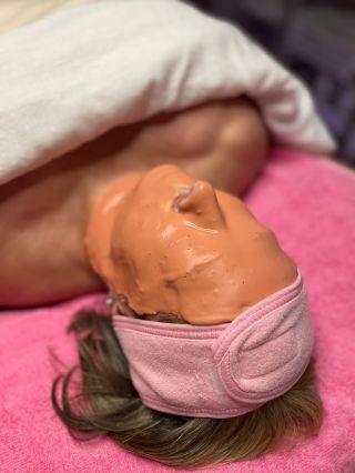 Rozjasněná, jemná a okamžitě vyhlazená pleť? 🍑 Ano prosím! ✨ Naše AlgiChamot peel-off maska s papájovými enzymy jemně...