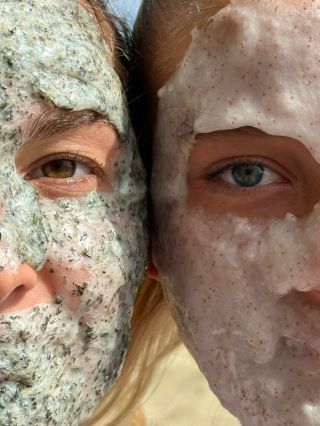 ✨ Dvojitá dávka beauty energie! ✨ Naše ALGI Chamot peel-off masky jsou dokonalou volbou pro všechny typy pleti – a jak...