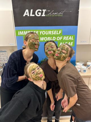 ✨ Když se práce mění ve zábavu! ✨ Náš tým si dopřál pořádnou dávku péče s profesionálními maskami AlgiChamot – a jak...