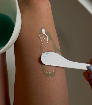 ✨ Dotek moře přímo na pokožce ✨ Naše ALGI Chamot peel–off masky nejsou jen rituálem krásy — jsou okamžitou úlevou pro...