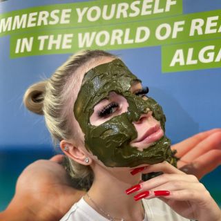 ✨ Síla mořských řas na vlastní kůži ✨ Přírodní alginátová maska AlgiChamot je rituál, který pleť nejen zklidní, ale i...